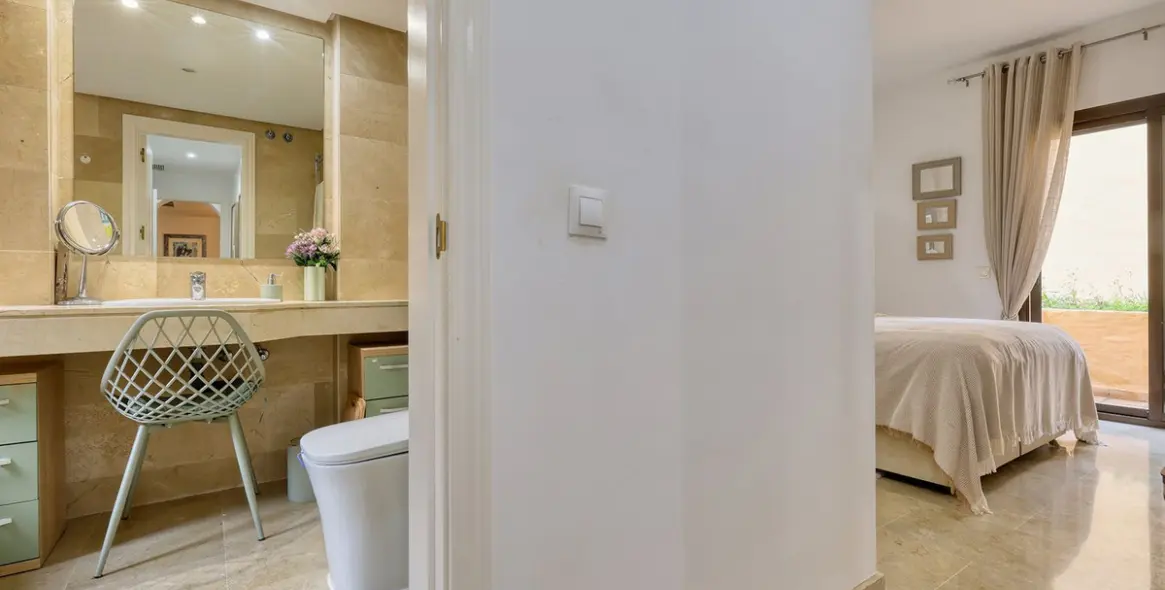 Sale of middle floor apartment in La Duquesa 31