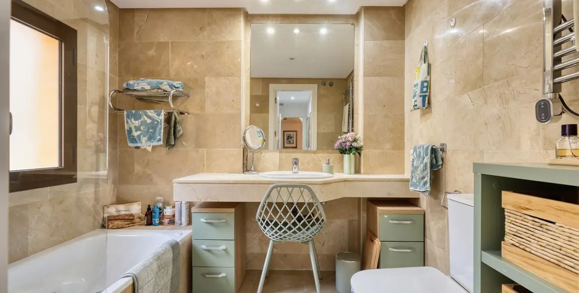 Sale of middle floor apartment in La Duquesa 32