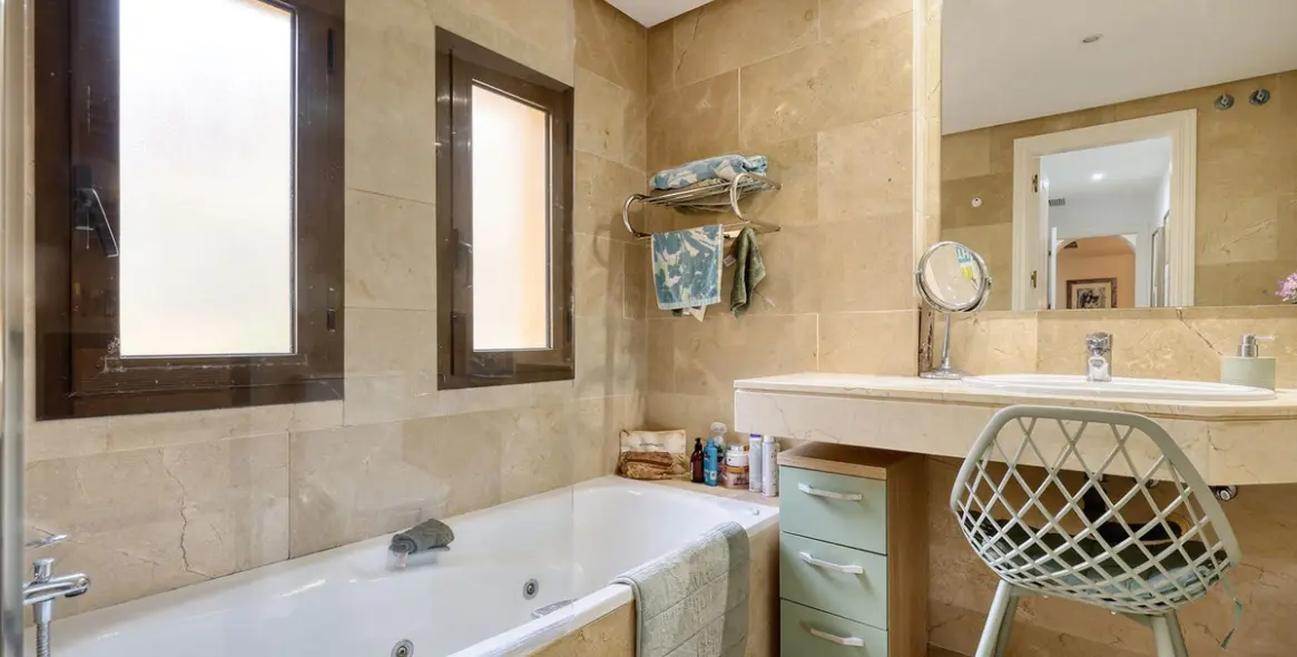 Sale of middle floor apartment in La Duquesa 33