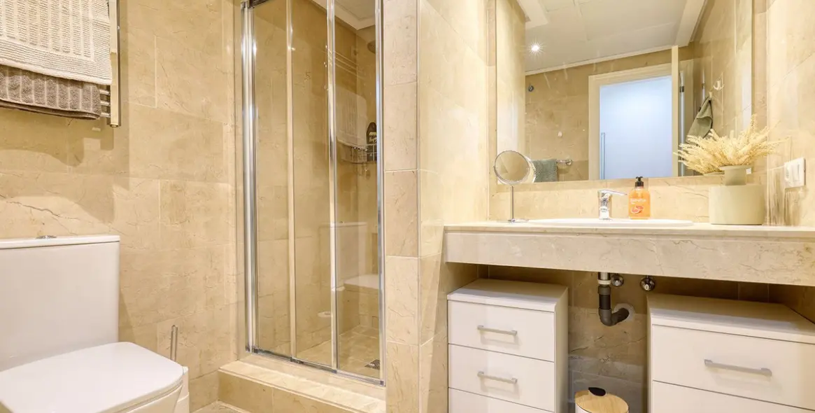 Sale of middle floor apartment in La Duquesa 40