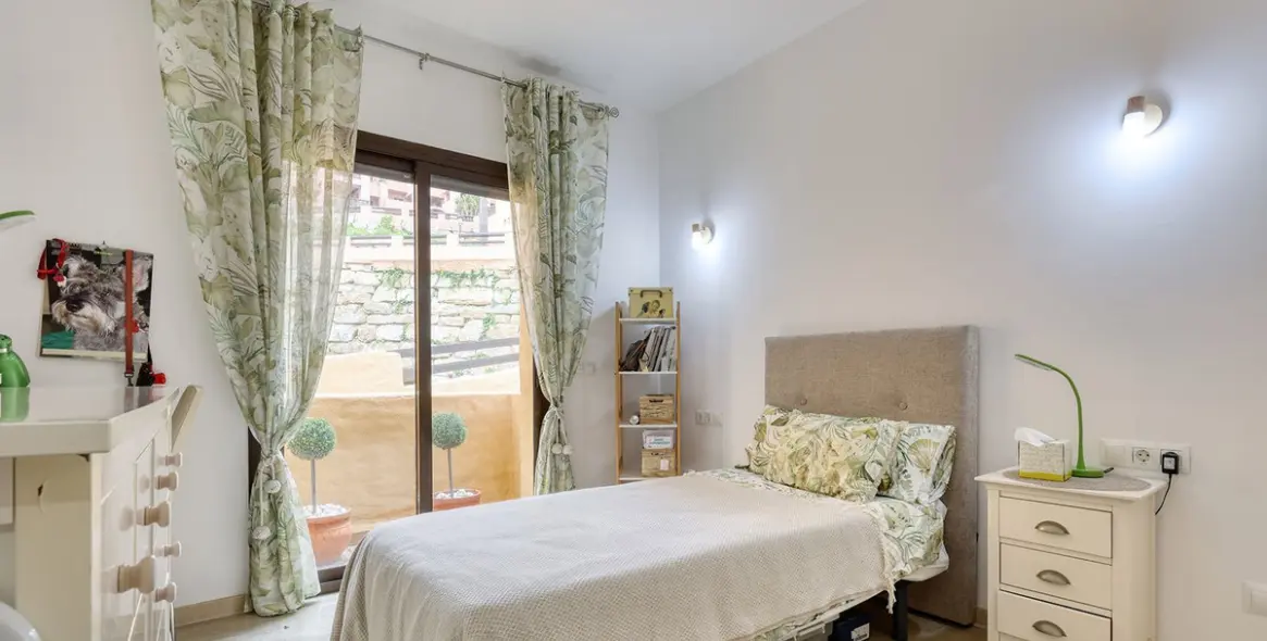 Sale of middle floor apartment in La Duquesa 42