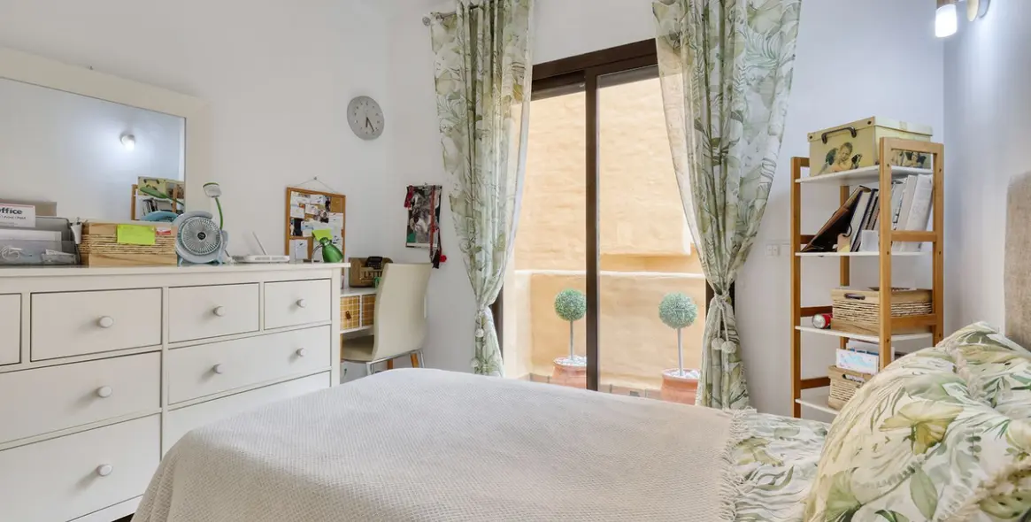 Sale of middle floor apartment in La Duquesa 44