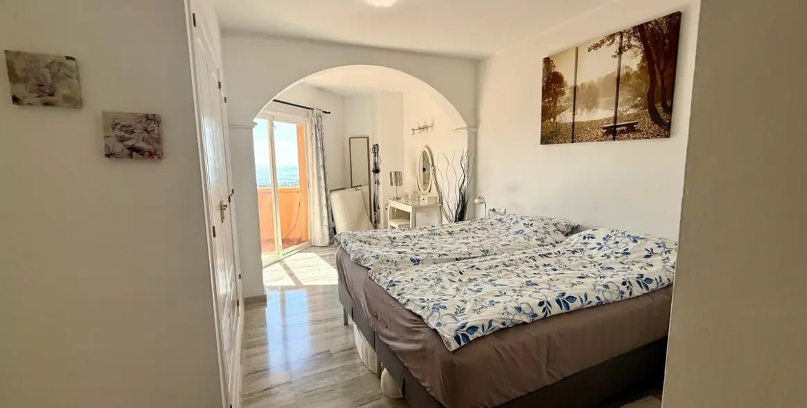 Продажа двухуровневого пентхауса в Calahonda 16