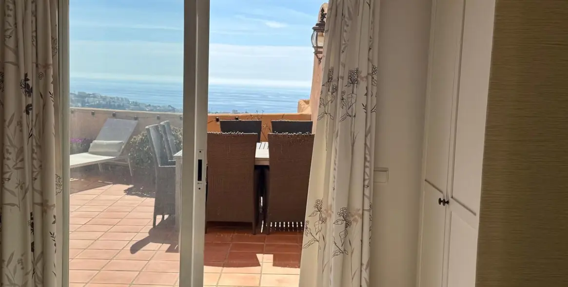 Продажа двухуровневого пентхауса в Calahonda 22