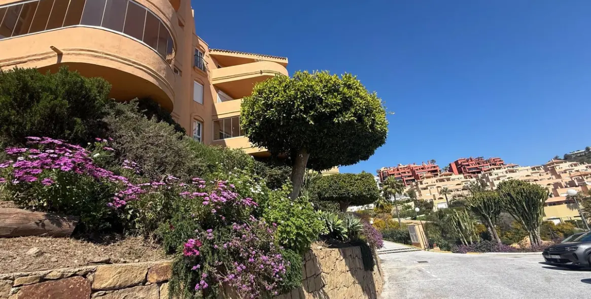 Sale of penthouse duplex in Calahonda 40