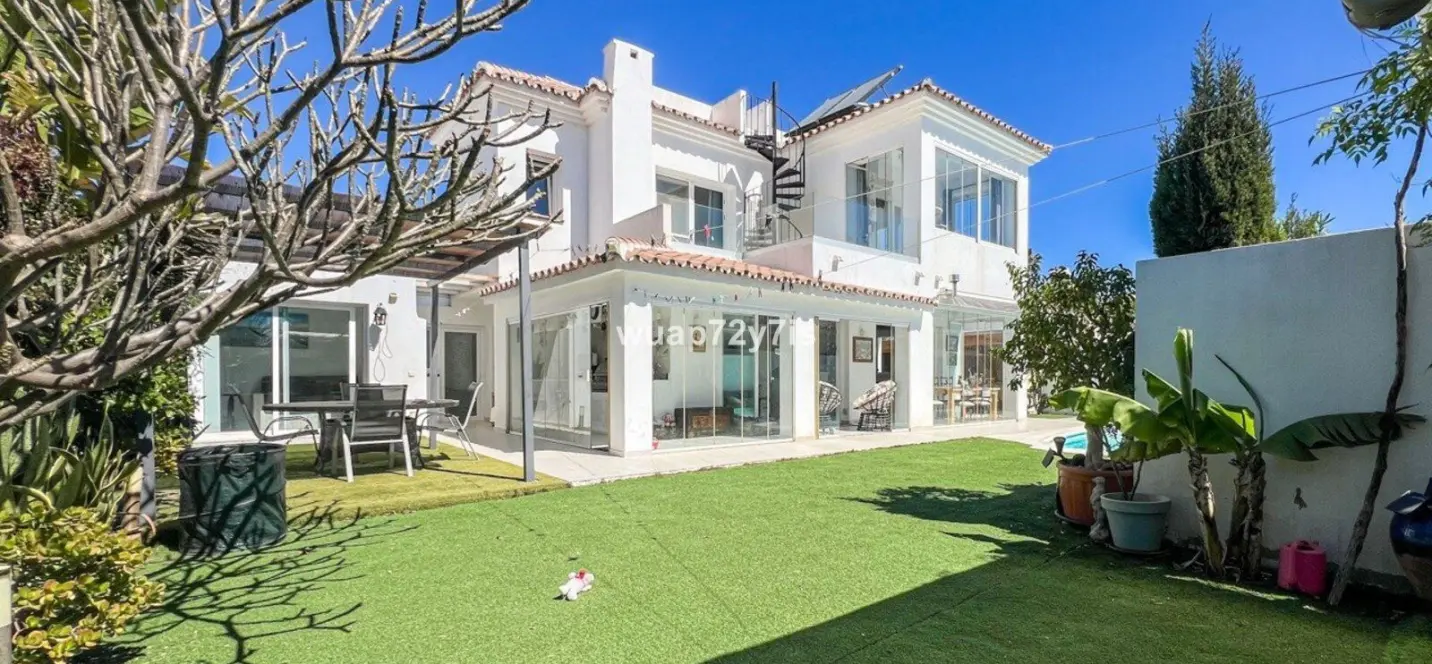 Sale of detached villa in Costalita 1