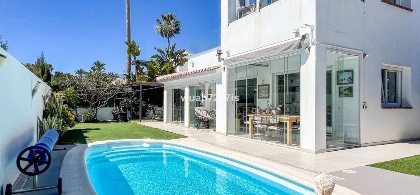 Sale of detached villa in Costalita 3