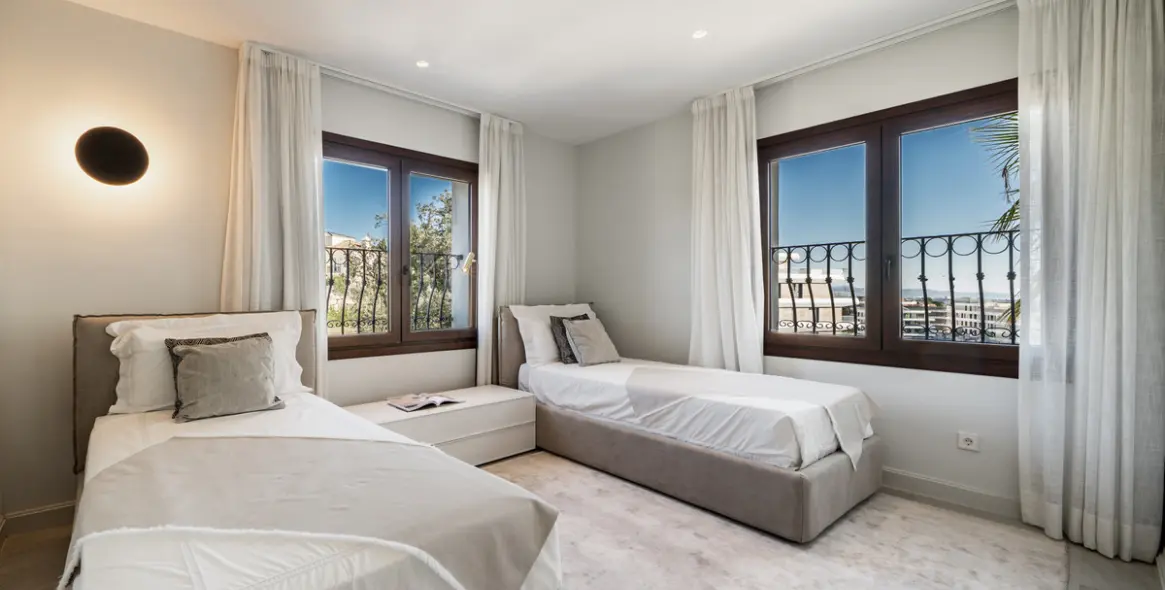 Sale of detached villa in Selwo 25