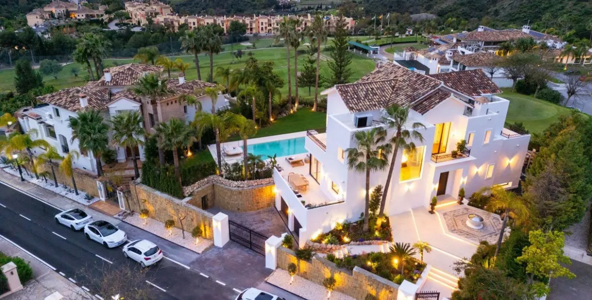 Sale of detached villa in Los Arqueros 6