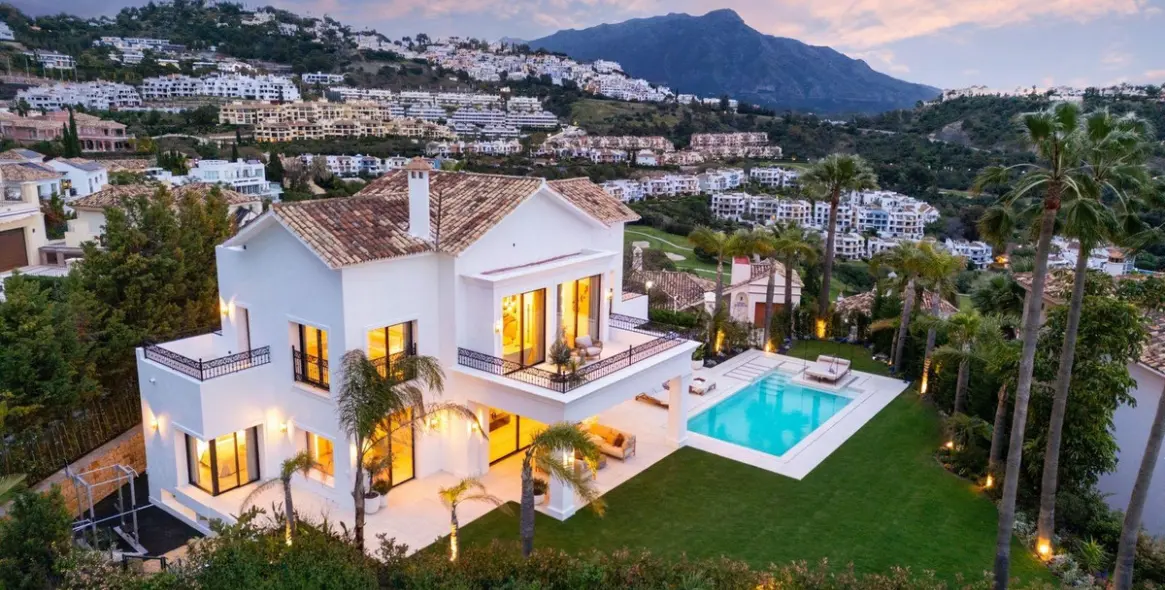 Sale of detached villa in Los Arqueros 9