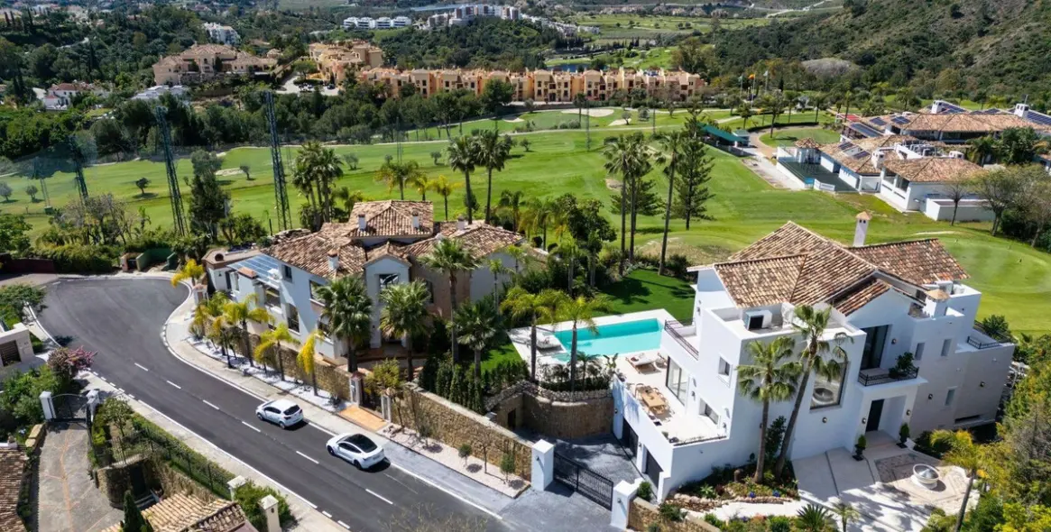 Sale of detached villa in Los Arqueros 10