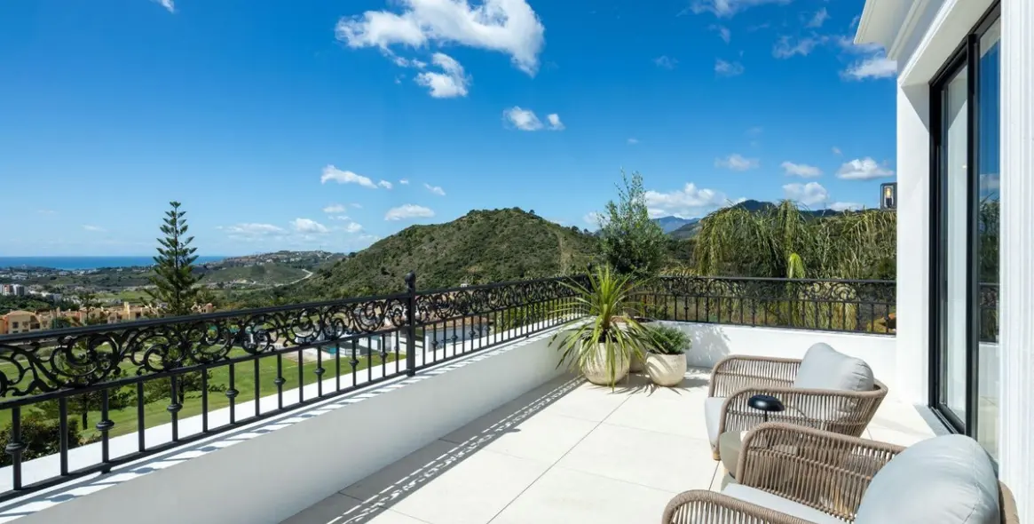Sale of detached villa in Los Arqueros 15