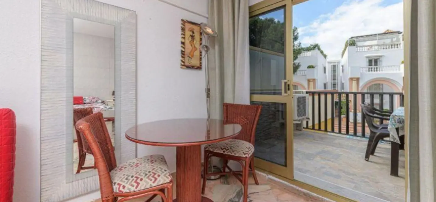 Sale of ground floor apartment in Elviria 2