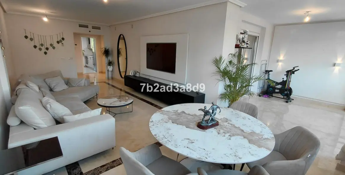Venta de apartamento en planta media en Nagüeles 1