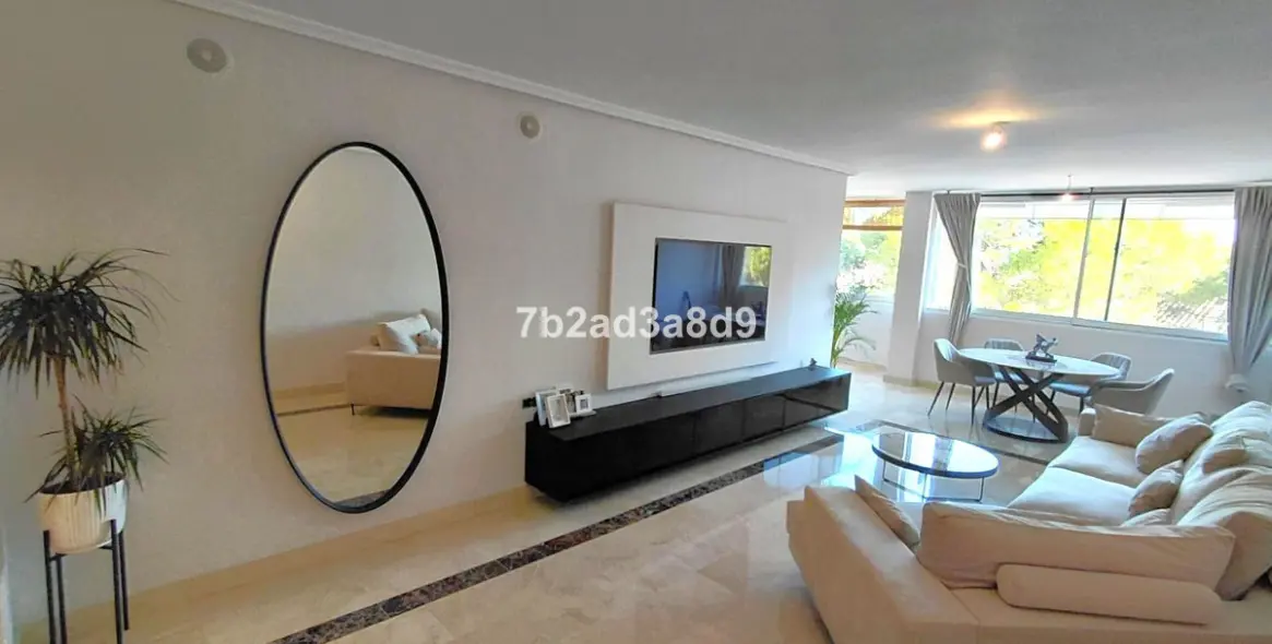Venta de apartamento en planta media en Nagüeles 2
