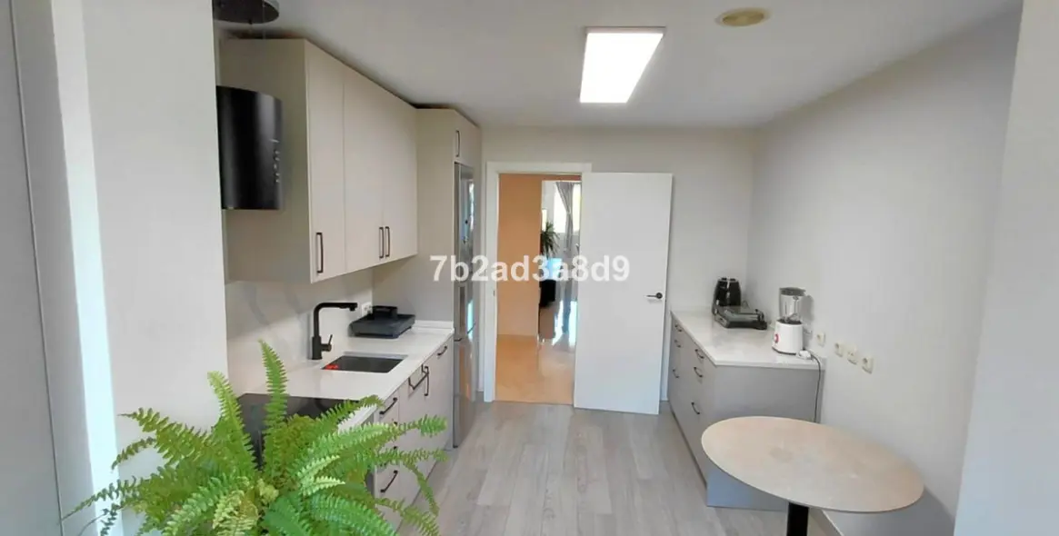 Venta de apartamento en planta media en Nagüeles 11