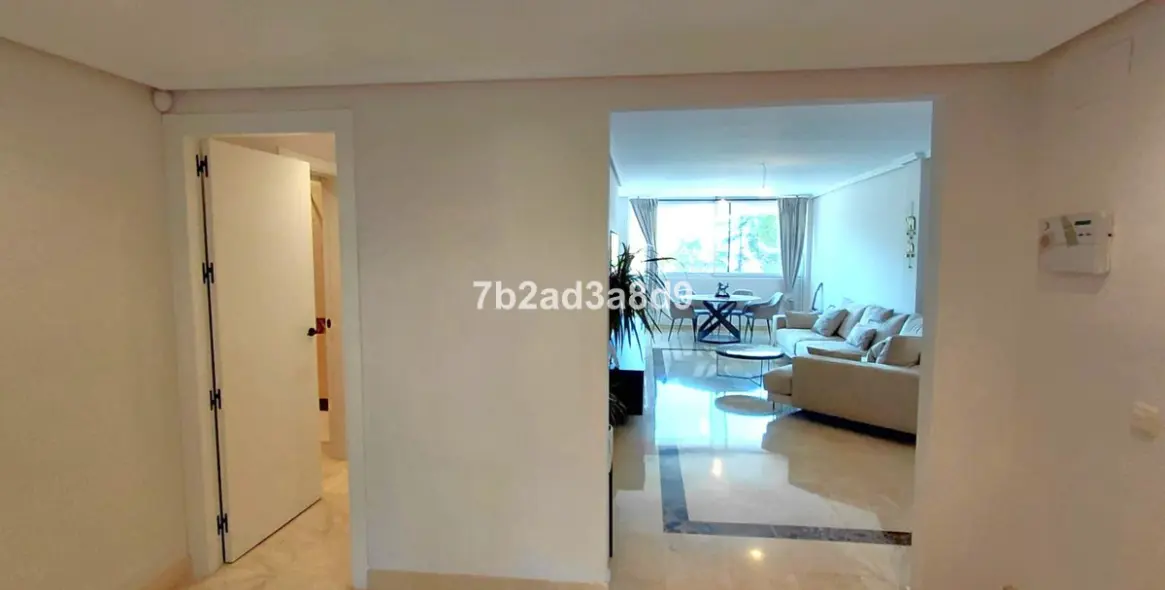 Venta de apartamento en planta media en Nagüeles 12