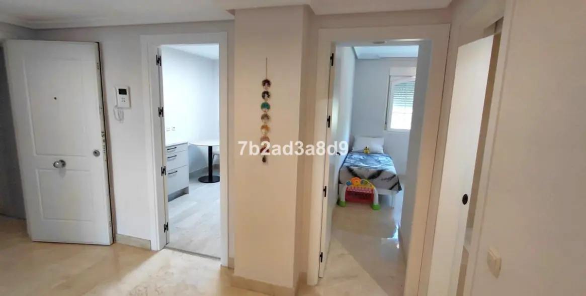 Venta de apartamento en planta media en Nagüeles 13