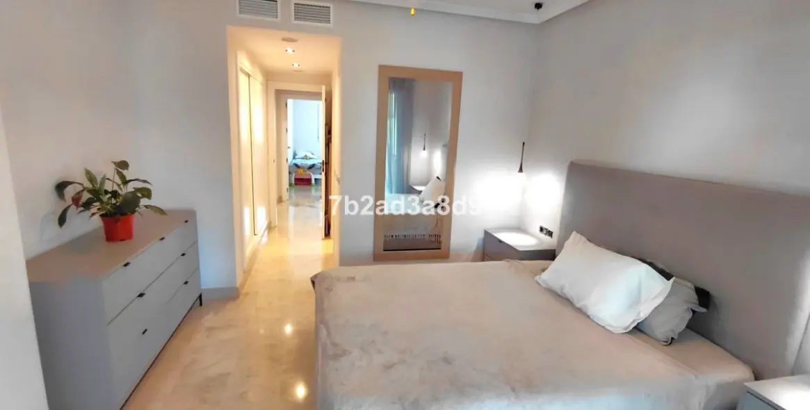 Venta de apartamento en planta media en Nagüeles 15
