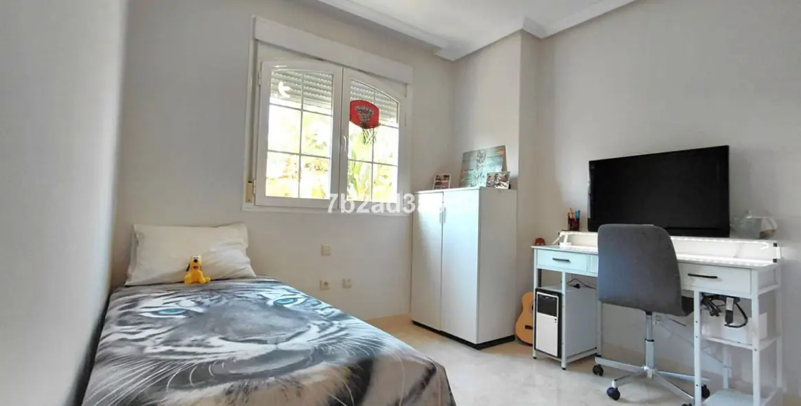 Venta de apartamento en planta media en Nagüeles 19