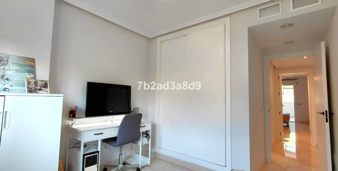 Venta de apartamento en planta media en Nagüeles 20