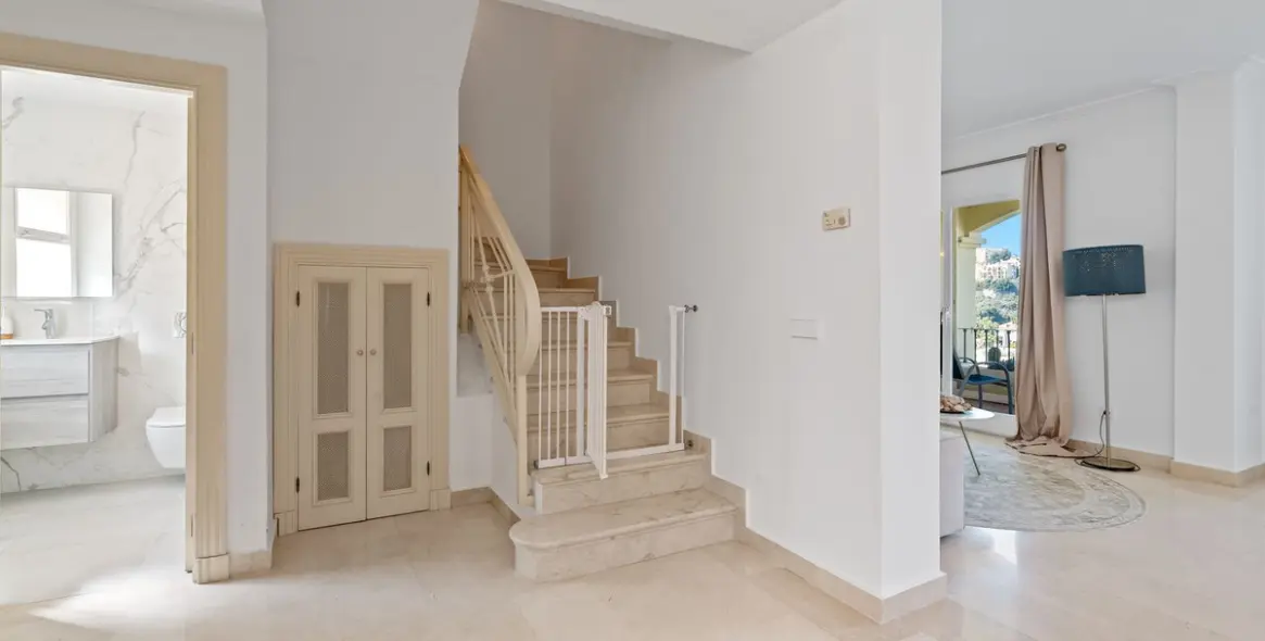 Sale of penthouse in La Quinta 8