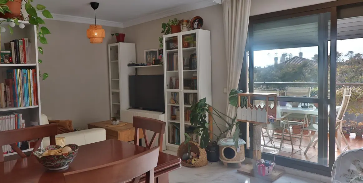 Sale of middle floor apartment in Málaga 2
