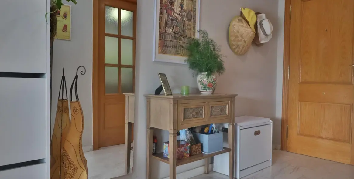 Sale of middle floor apartment in Málaga 8