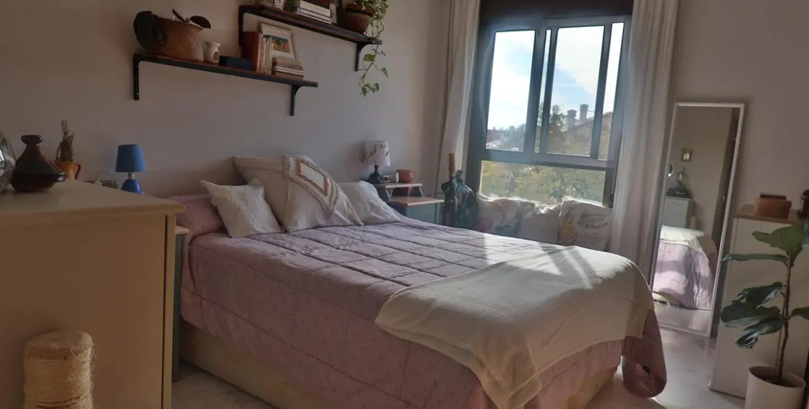 Sale of middle floor apartment in Málaga 12