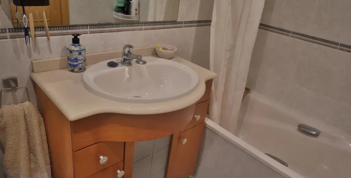 Sale of middle floor apartment in Málaga 13