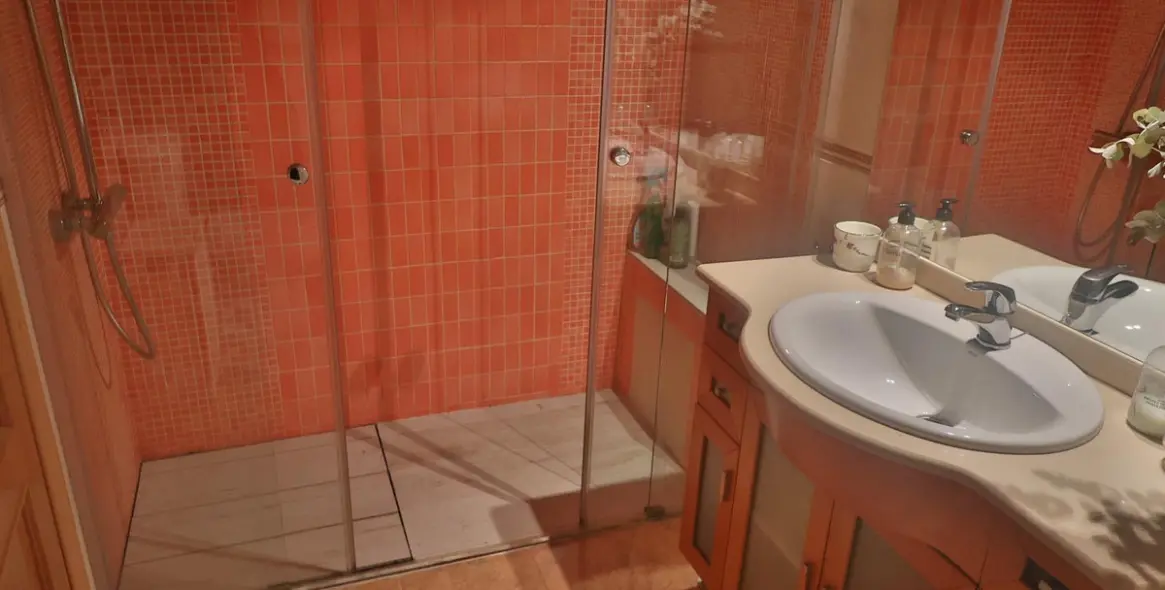 Sale of middle floor apartment in Málaga 20