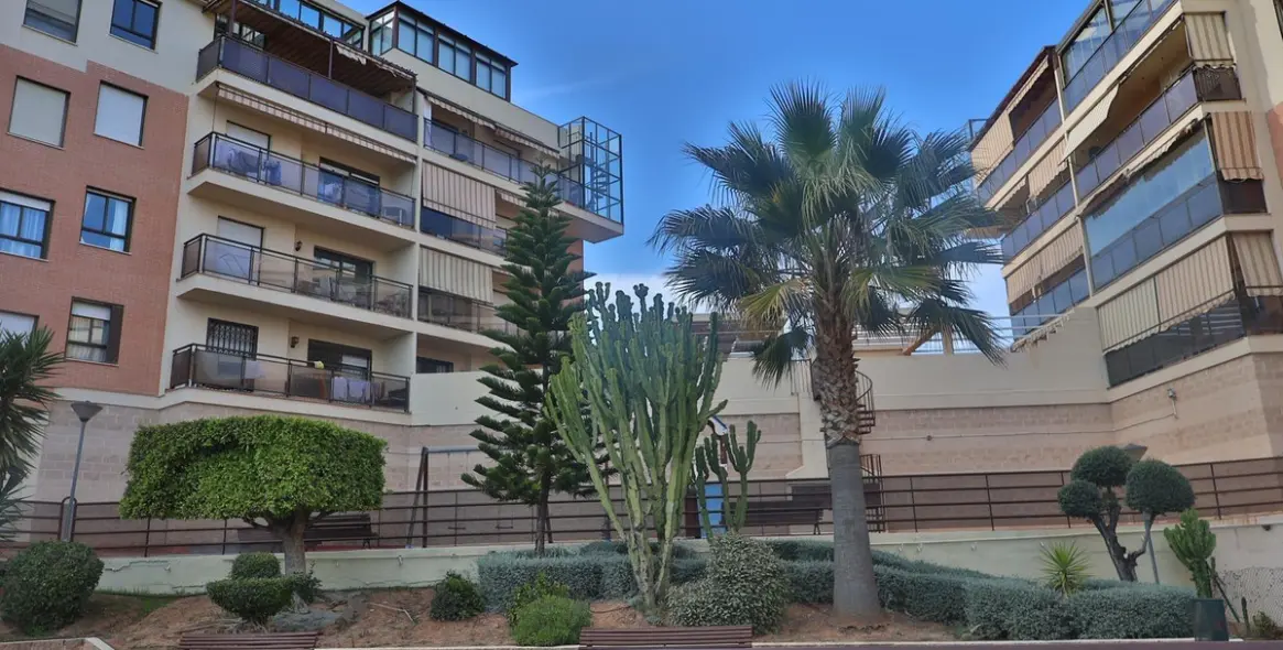 Sale of middle floor apartment in Málaga 26