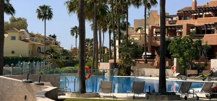 Venta de apartamento en planta baja en Estepona 2