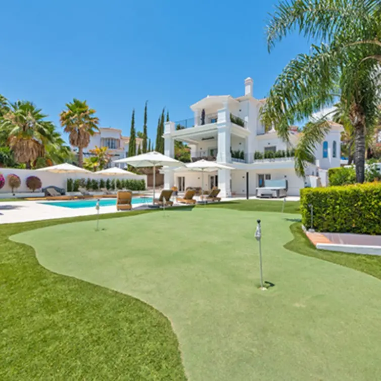 Venta de villa independiente en Nueva Andalucía