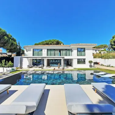 Venta de villa independiente en Elviria