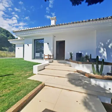 Venta de villa independiente en Elviria