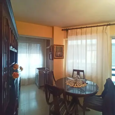 Venta de apartamento en planta media en La Trinidad