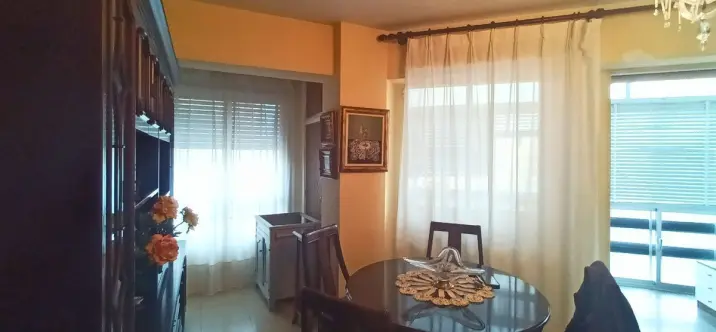 Venta de apartamento en planta media en La Trinidad 2