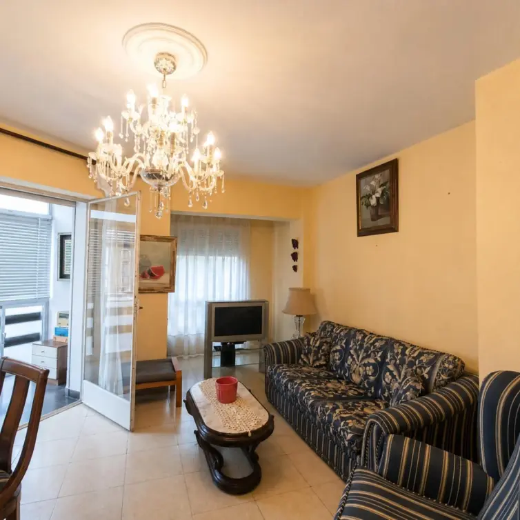 Venta de apartamento en planta media en La Trinidad