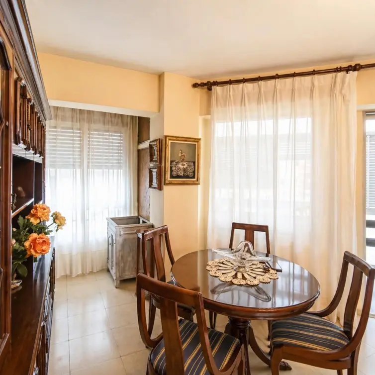 Venta de apartamento en planta media en La Trinidad
