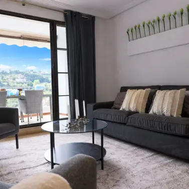 Venta de apartamento en planta media en Los Arqueros