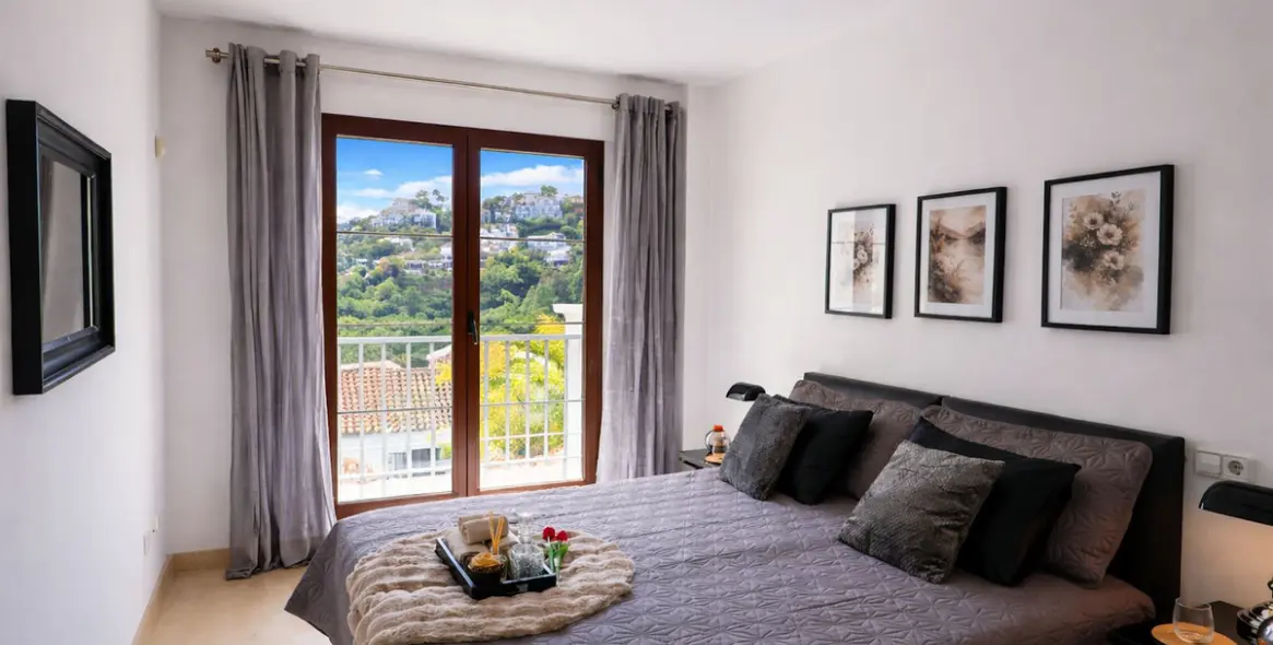 Sale of middle floor apartment in Los Arqueros 9