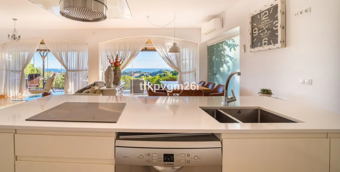 Sale of detached villa in Estepona 1