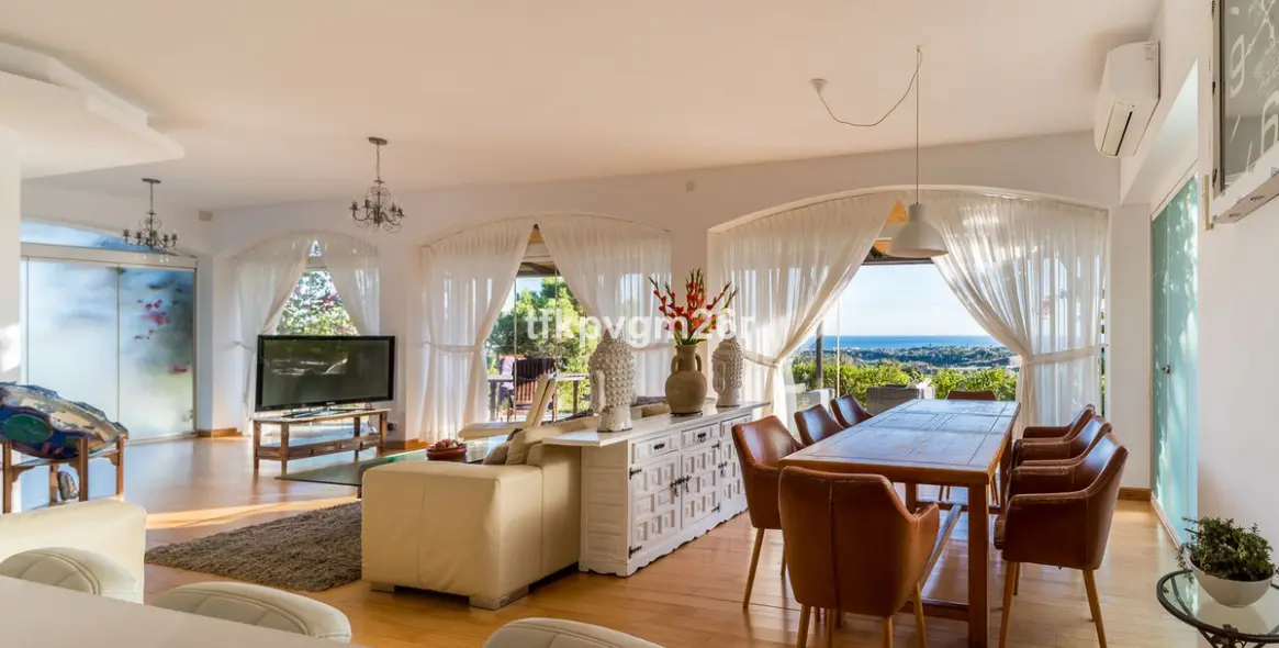 Sale of detached villa in Estepona 12