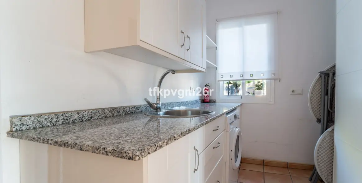 Sale of detached villa in Estepona 14