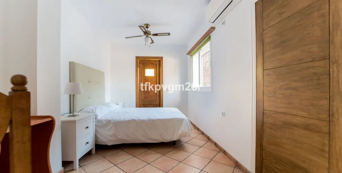 Sale of detached villa in Estepona 16