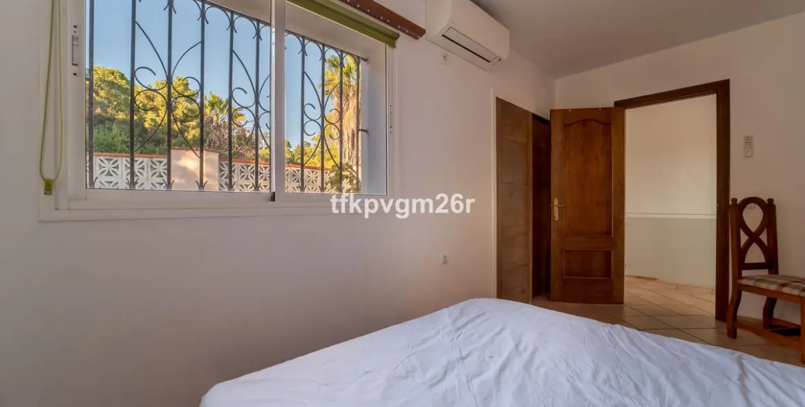 Sale of detached villa in Estepona 17