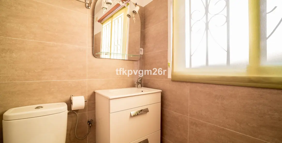 Sale of detached villa in Estepona 18