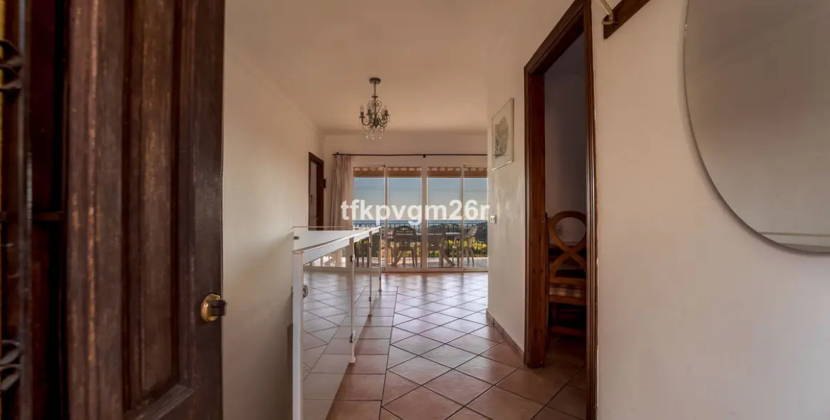Sale of detached villa in Estepona 20