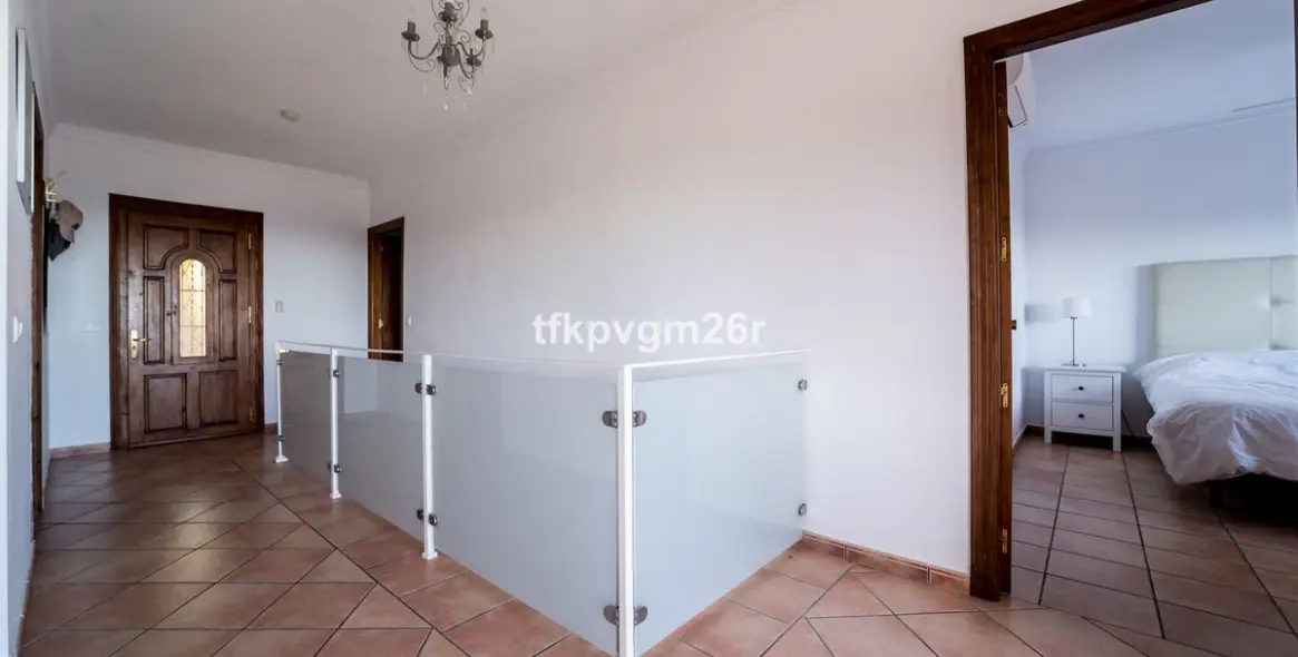 Sale of detached villa in Estepona 21